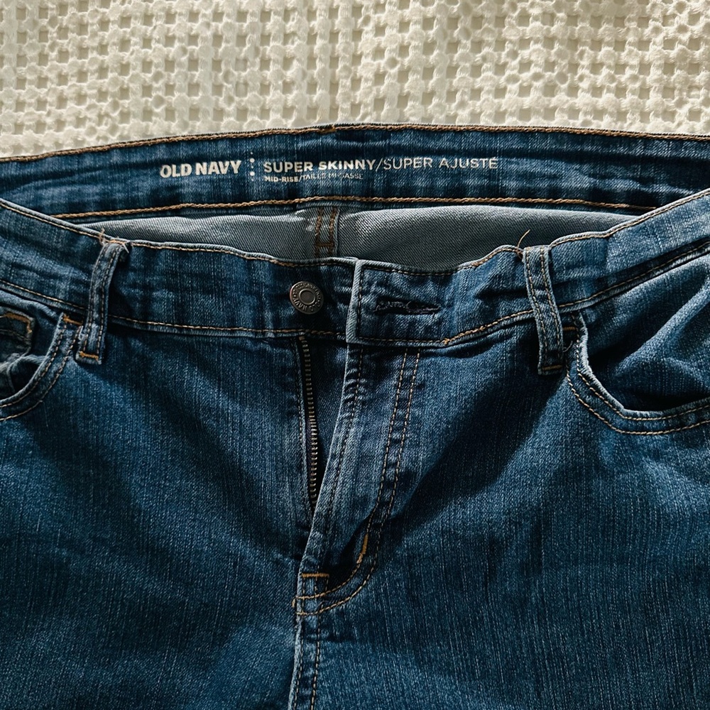 Old Navy Women's Super Skinny Mid-Rise Jeans - Dark Blue - Picture 3 of 4